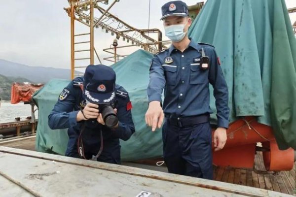 永华配资 船员在公海致同事死亡，6个月后跳海潜逃，因涉嫌非法入境被查，中国海警将其押解归案
